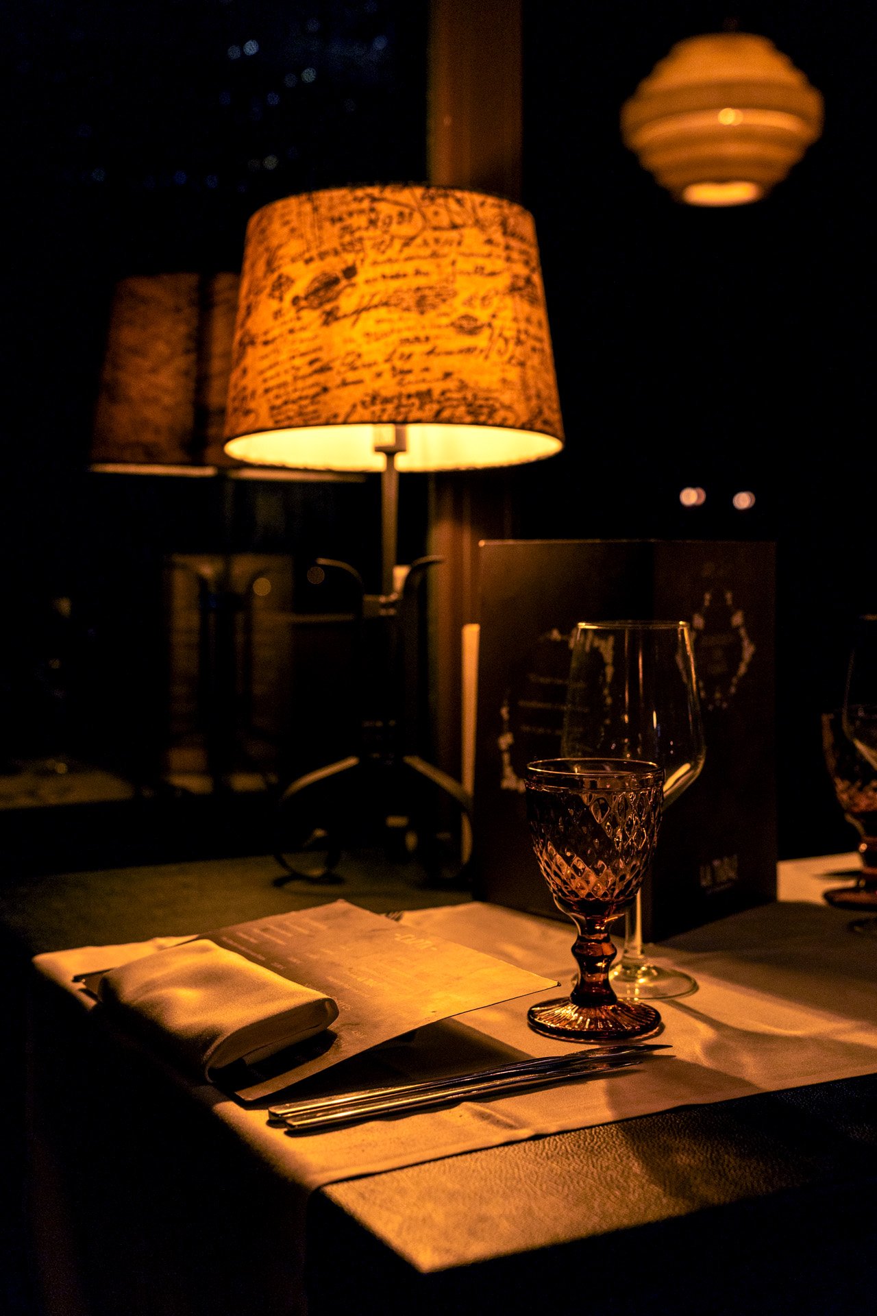 Vista nocturna de detalle de mesa en restaurante La Table